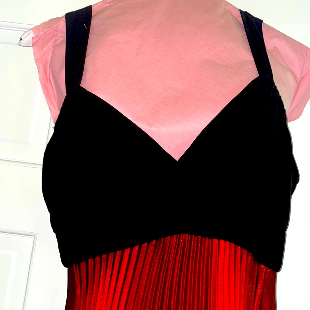 Elegant Black & Red Maxi Dress - Sleeveless V-Neck - Picture 2 of 8